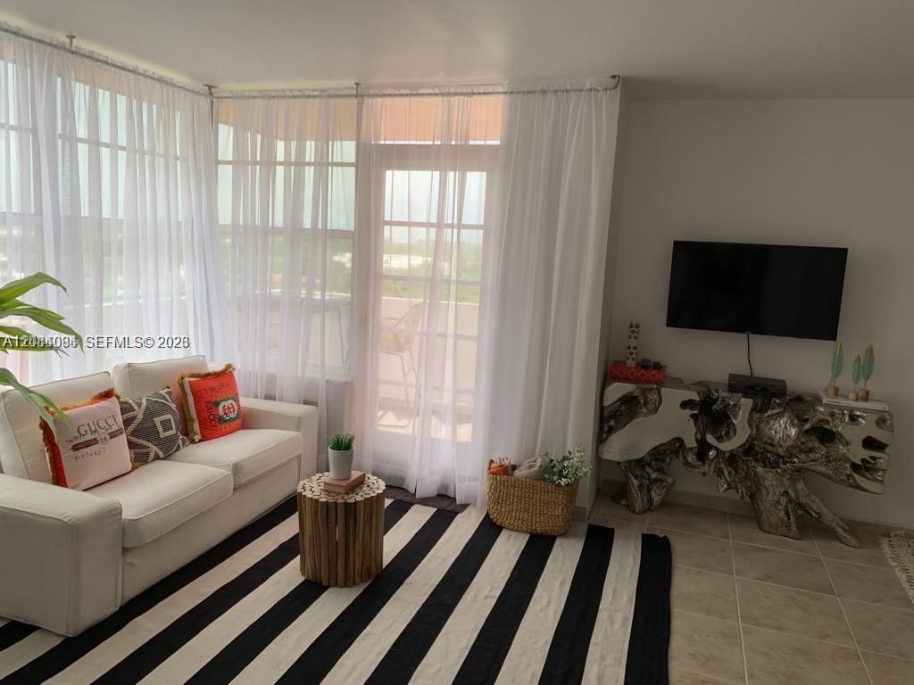 2899 SW Collins Ave, Unit 1016, Miami Beach, FL 33140 Photo