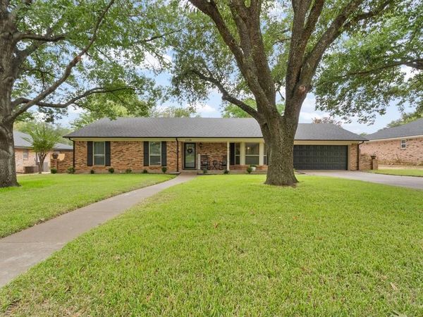 1124 Green River Trail , Cleburne, TX 76033