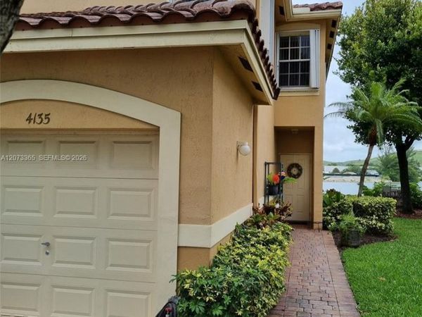 4135 Crystal Lake Dr , Deerfield Beach, FL 33064