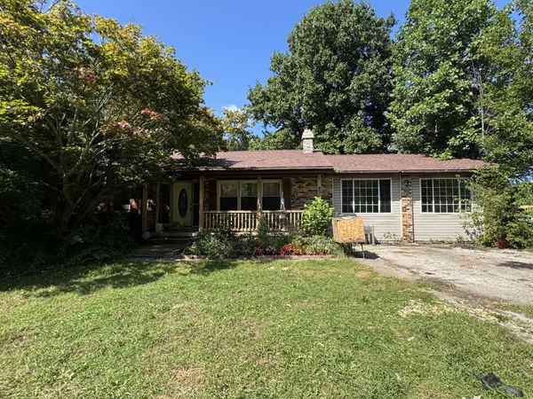 236 S 150 E , Valparaiso, IN 46383