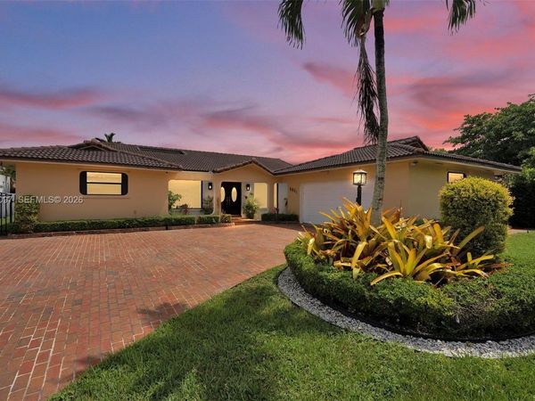 9951 SW 30th St , Miami, FL 33165