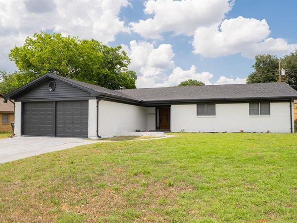 228 Hallbrook Drive , Fort Worth, TX 76134