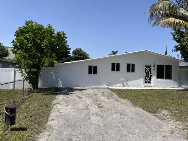 6609 SW 1st Ct , Pembroke Pines, FL 33023