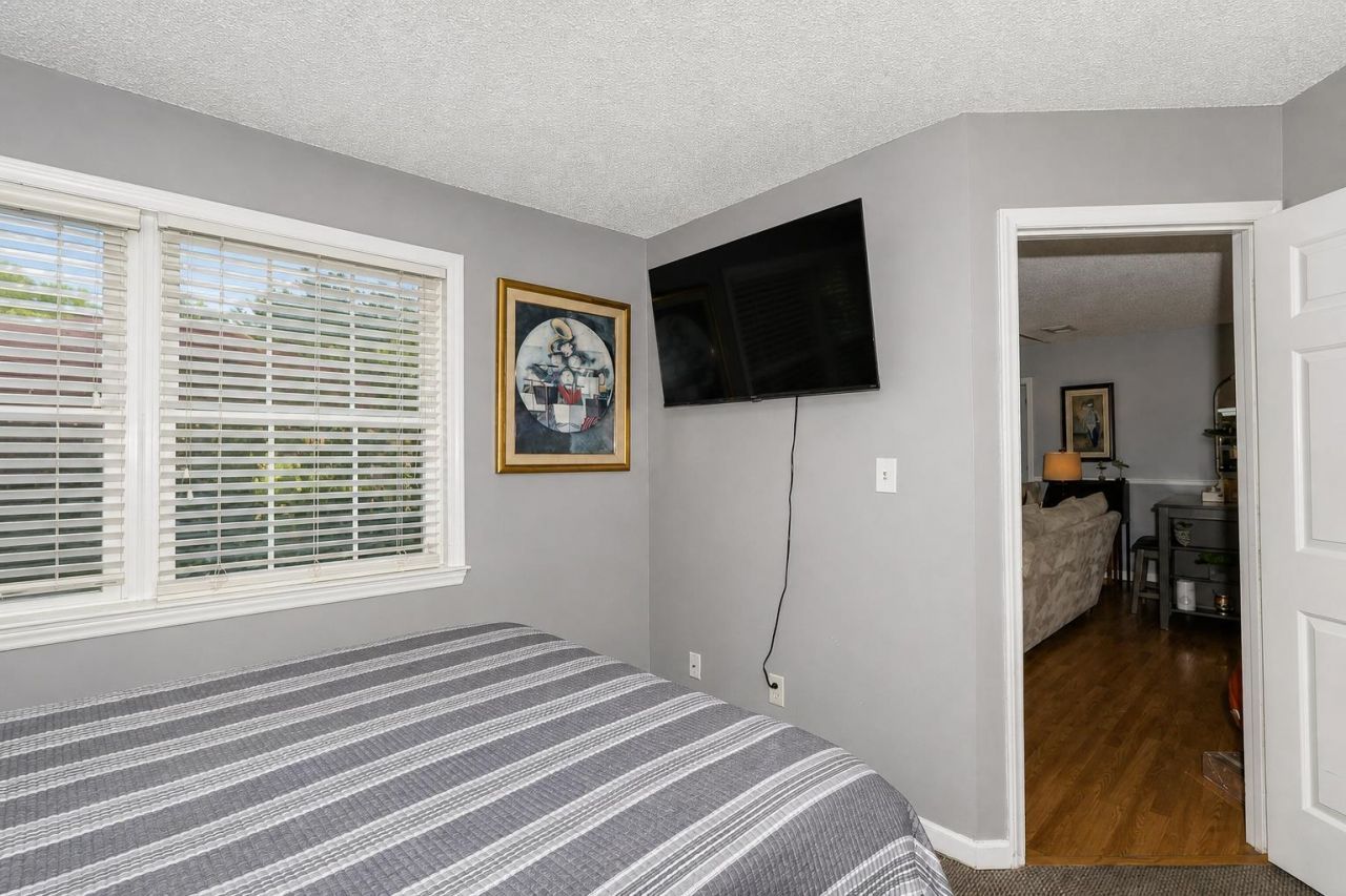 1202 Erin Way Photo 16