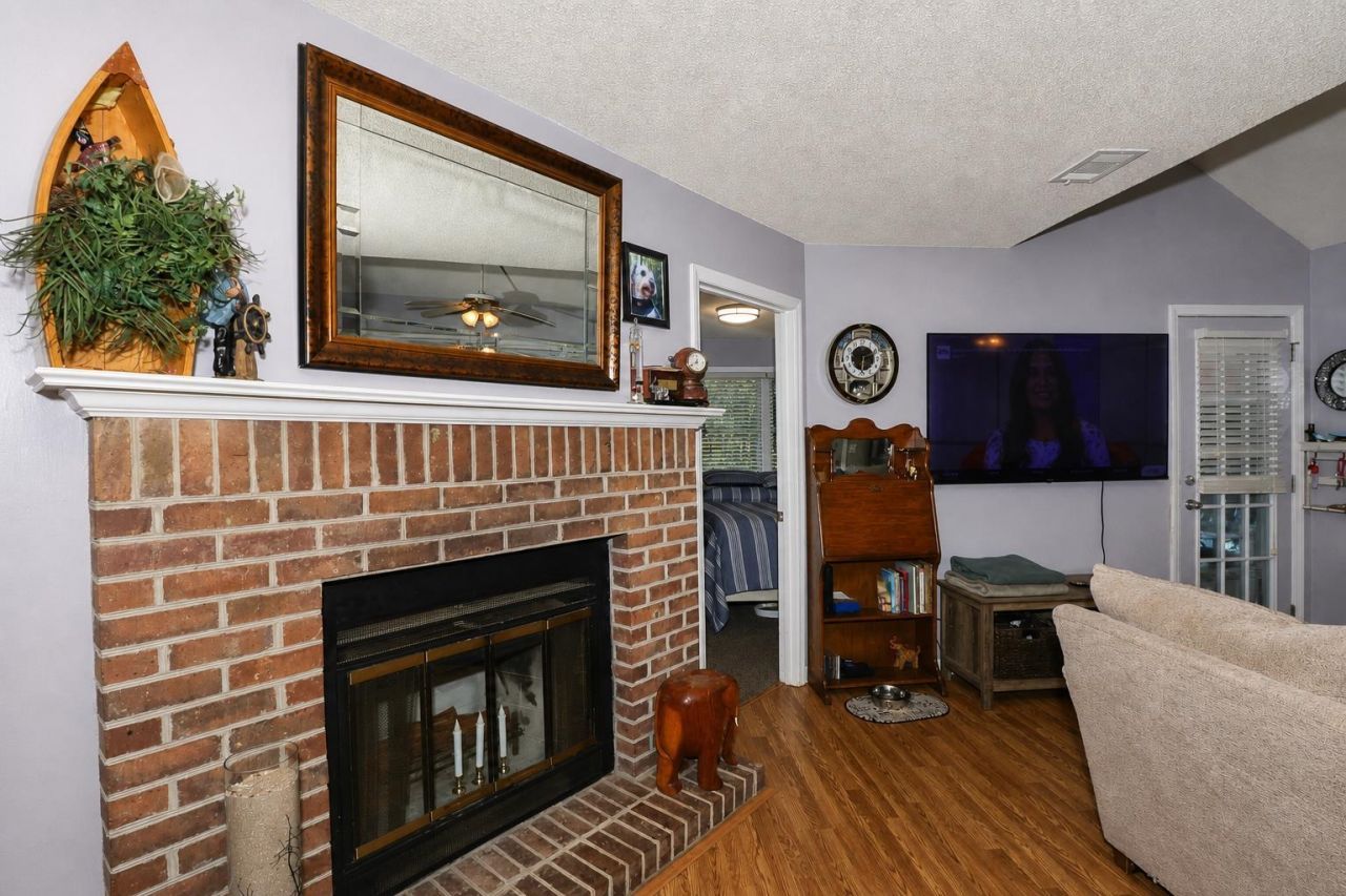 1202 Erin Way Photo 4