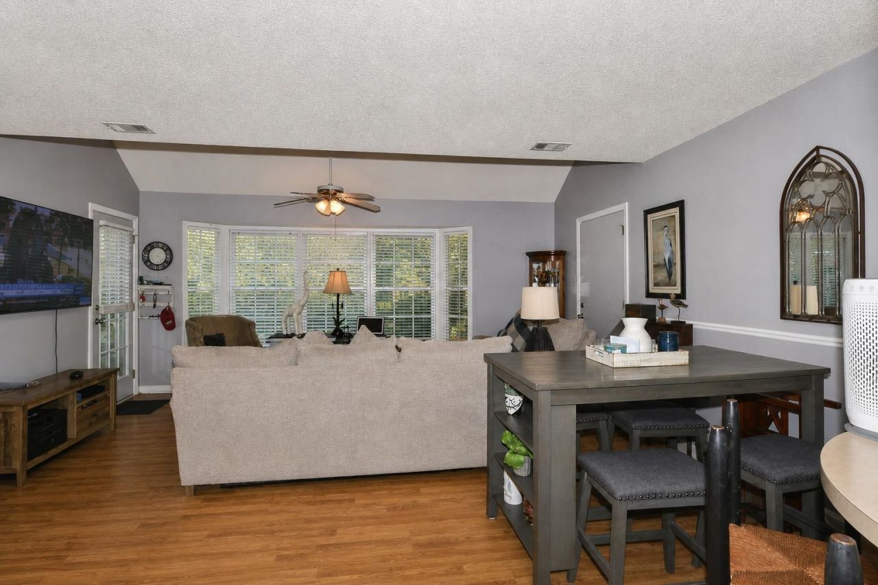 1202 Erin Way Photo 5