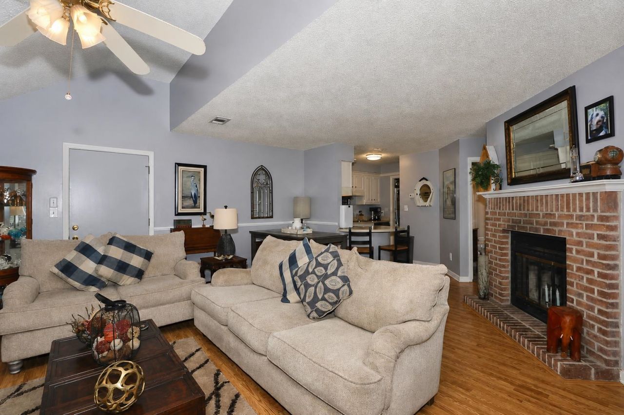 1202 Erin Way Photo 6
