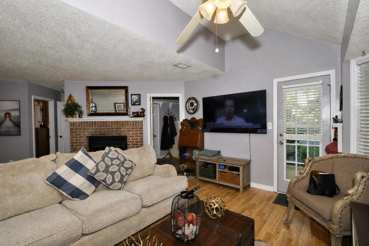 1202 Erin Way Photo 7