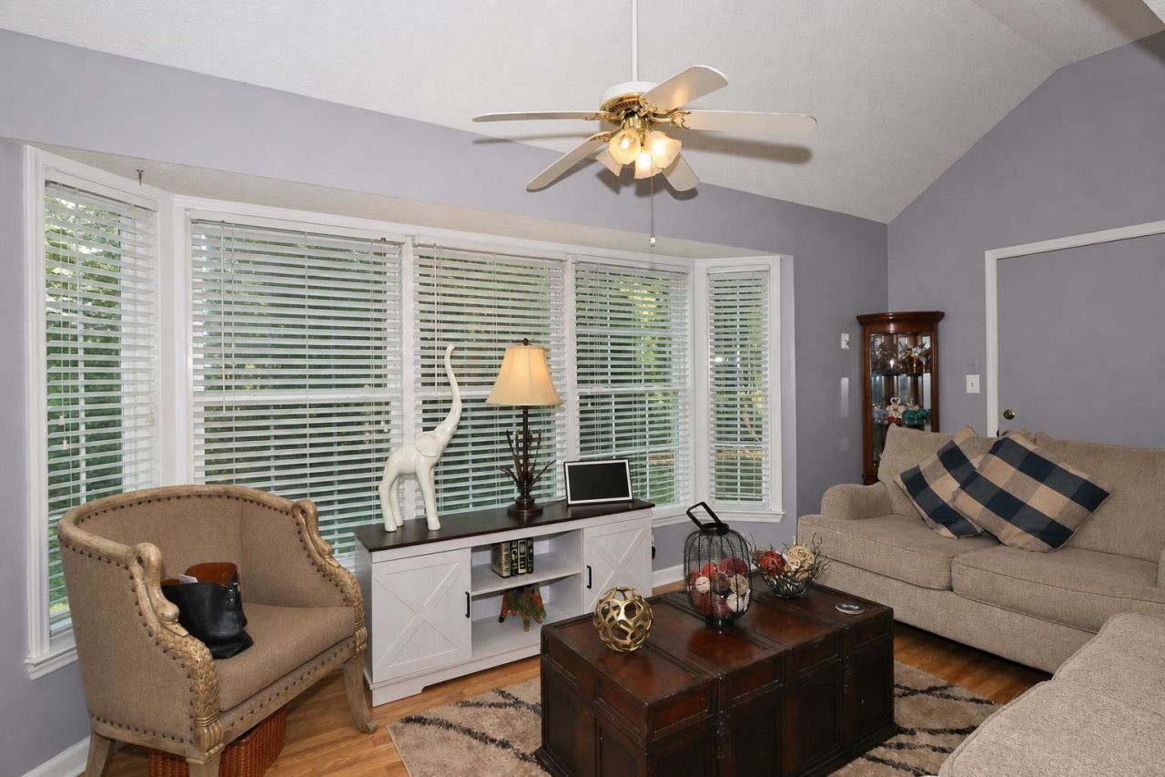 1202 Erin Way Photo 8