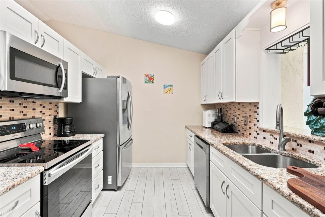 12435 Orangewood Circle, Tavares, FL 32778 Photo