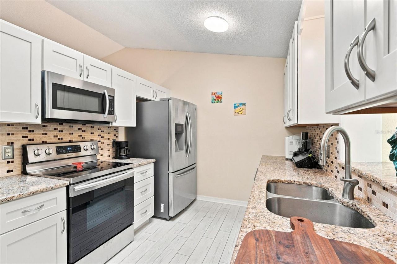 12435 Orangewood Circle, Tavares, FL 32778 Photo