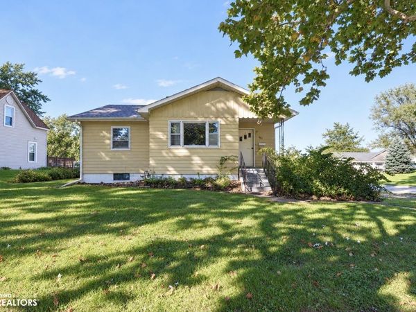 402 W Pleasant Valley Street, Sigourney, IA 52591