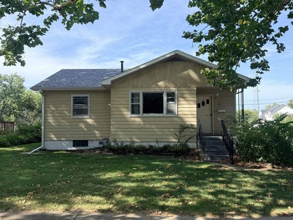 402 W Pleasant Valley Street, Sigourney, IA 52591