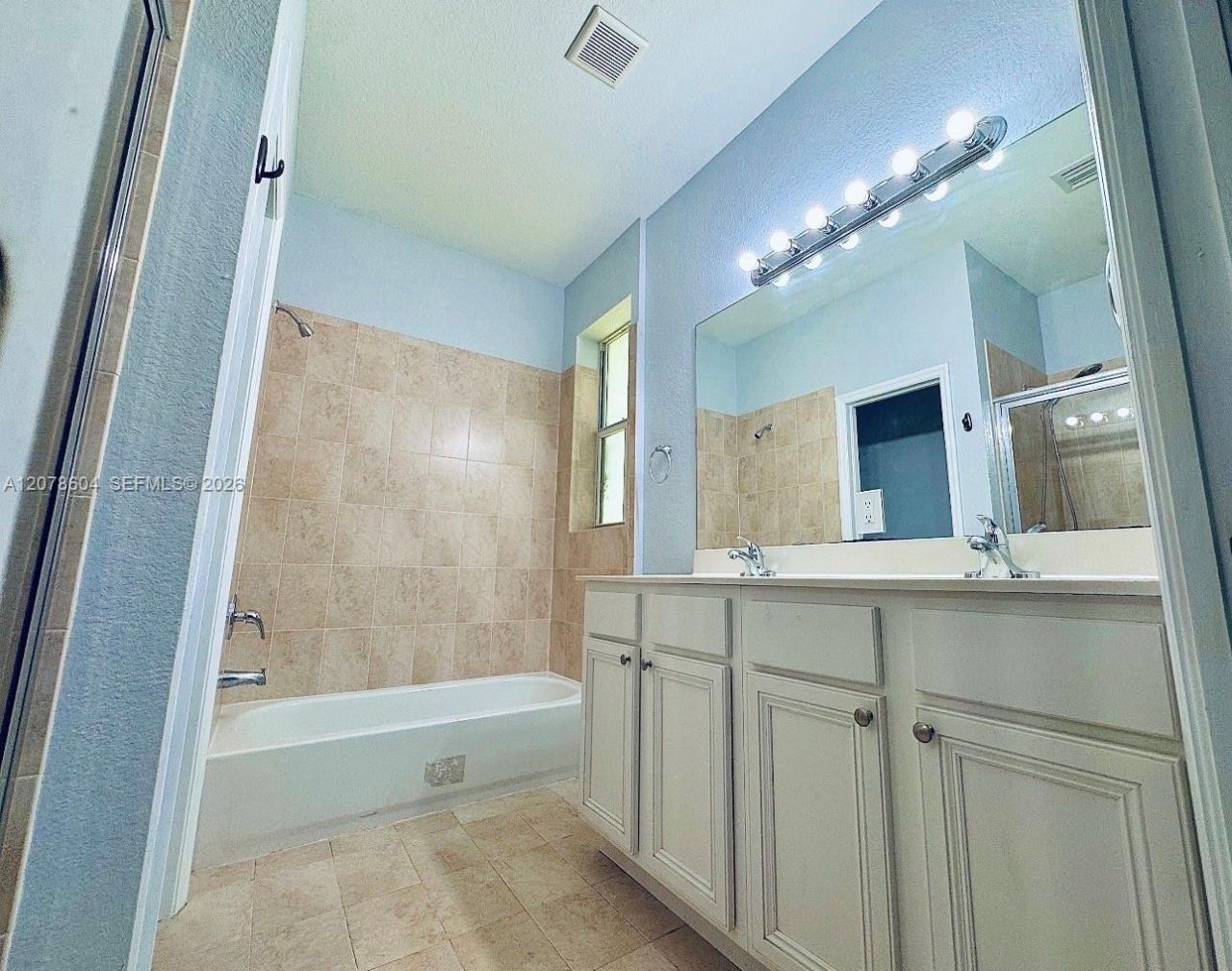 1035 NE 207th Ter , Miami, FL 33179 Photo