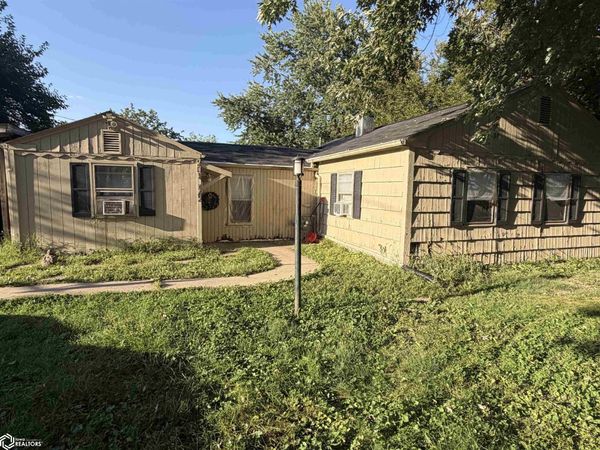 201 1/2 E Fillmore Avenue, Fairfield, IA 52556