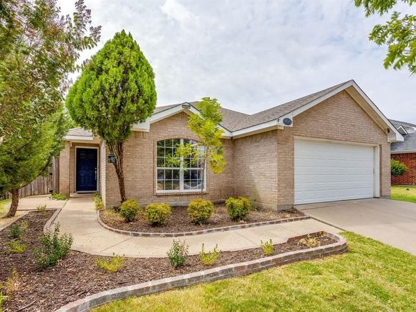 9825 Stoney Bridge Road , Fort Worth, TX 76108
