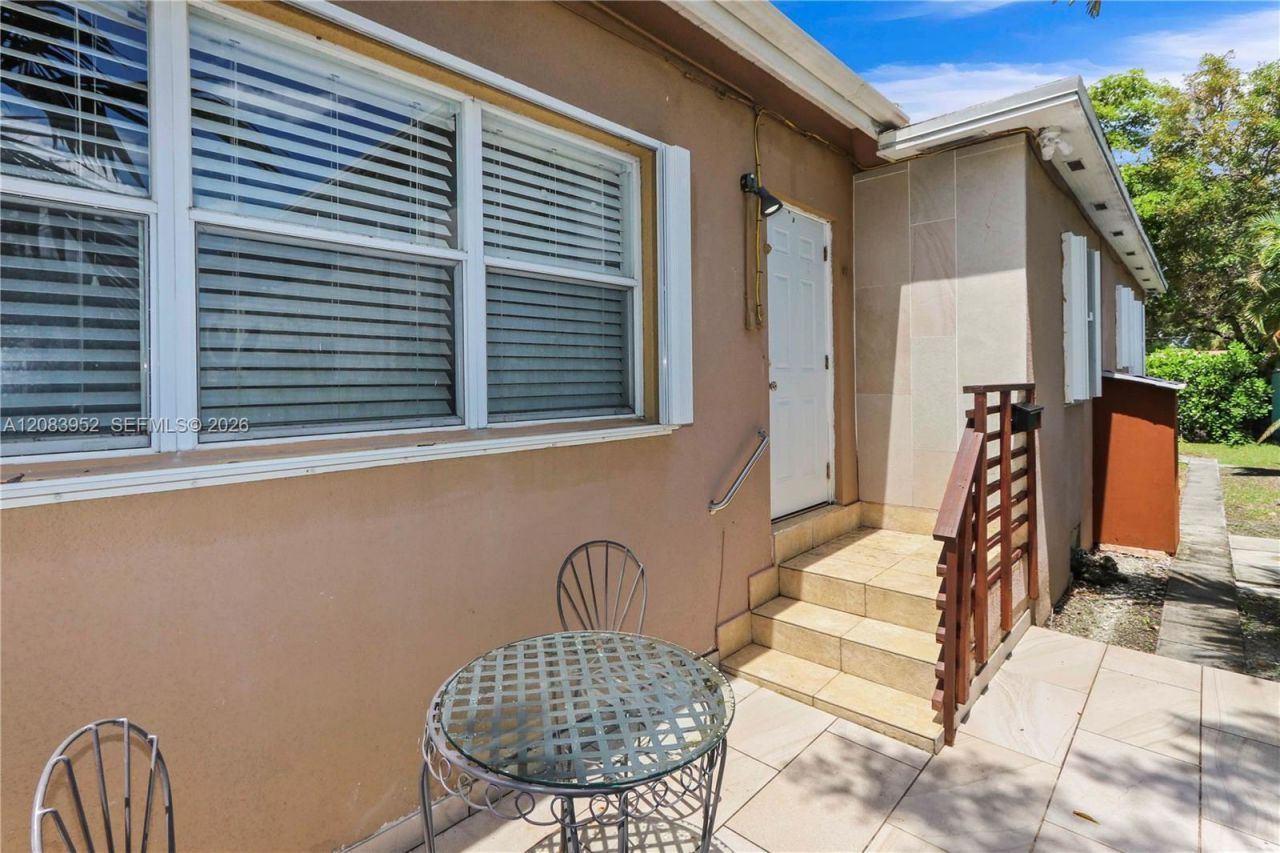 2530 SW 27th St , Miami, FL 33133 Photo