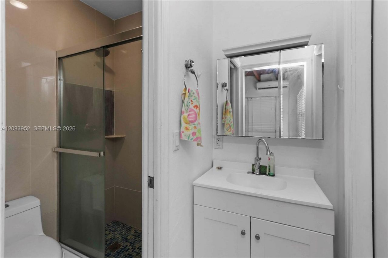2530 SW 27th St , Miami, FL 33133 Photo