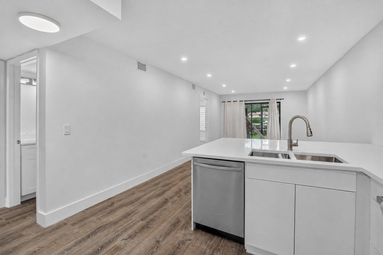 21950 Soundview Terrace, Unit 107, Boca Raton, FL 33433 Photo