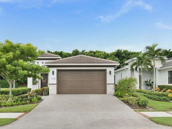 528 SE Fascino Circle SE, Port St. Lucie, FL 34984