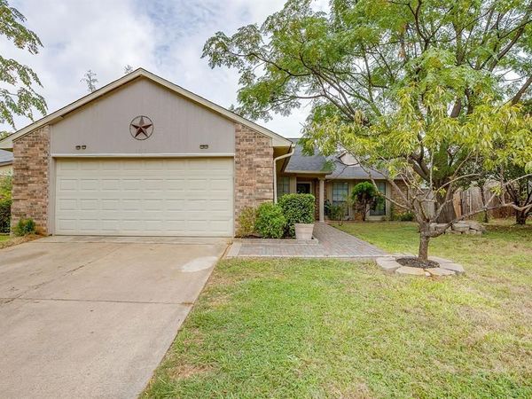 7913 Bermejo Road , Fort Worth, TX 76112