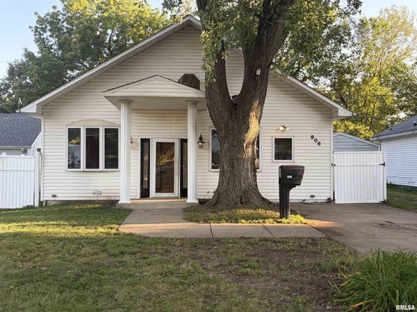 806 E LONDON Avenue, Peoria Heights, IL 61616