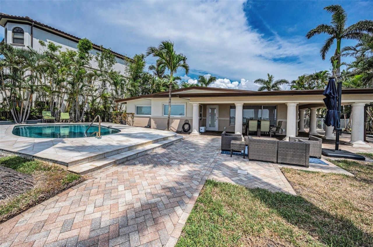52 N Pine Circle, Belleair, FL 33756 Photo