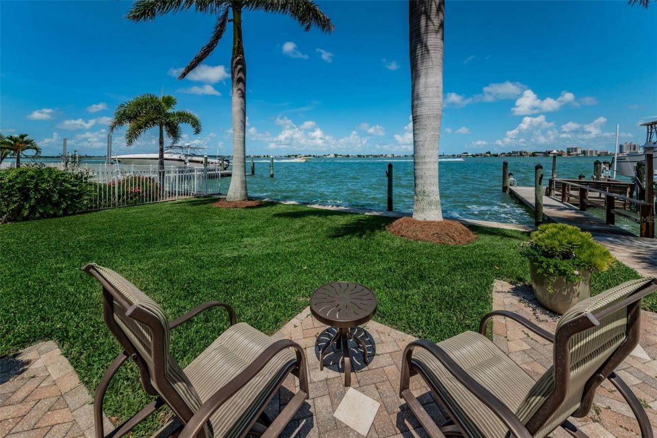 52 N Pine Circle, Belleair, FL 33756 Photo