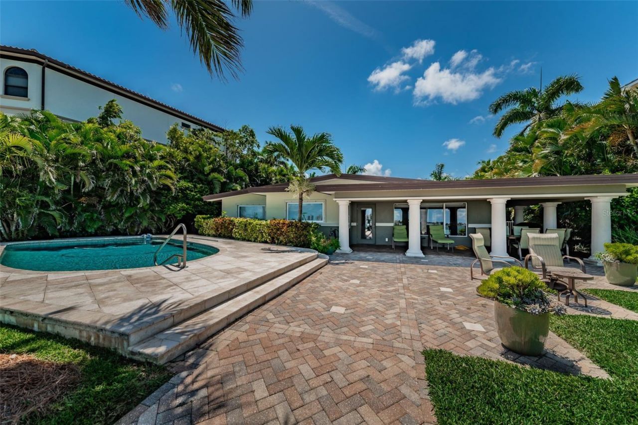 52 N Pine Circle, Belleair, FL 33756 Photo