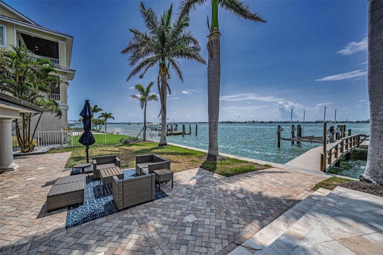 52 N Pine Circle, Belleair, FL 33756 Photo