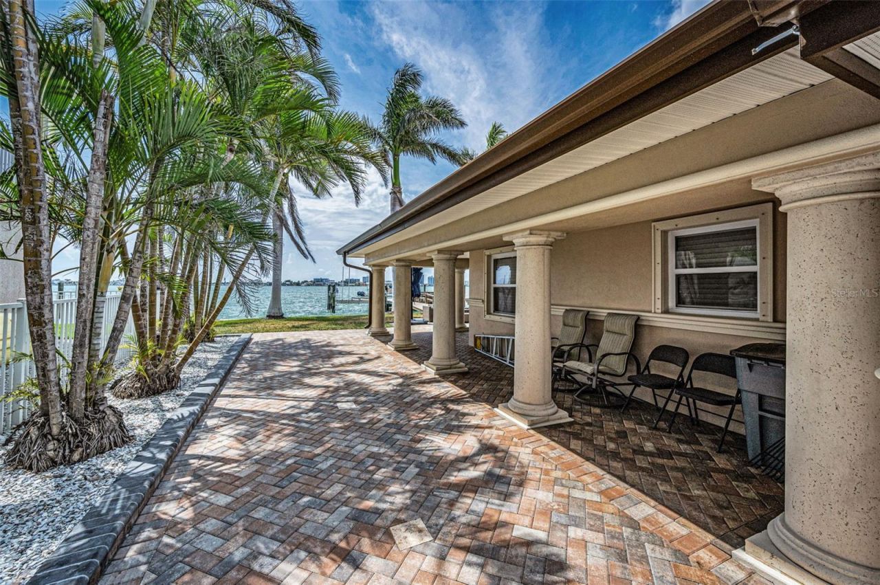 52 N Pine Circle, Belleair, FL 33756 Photo