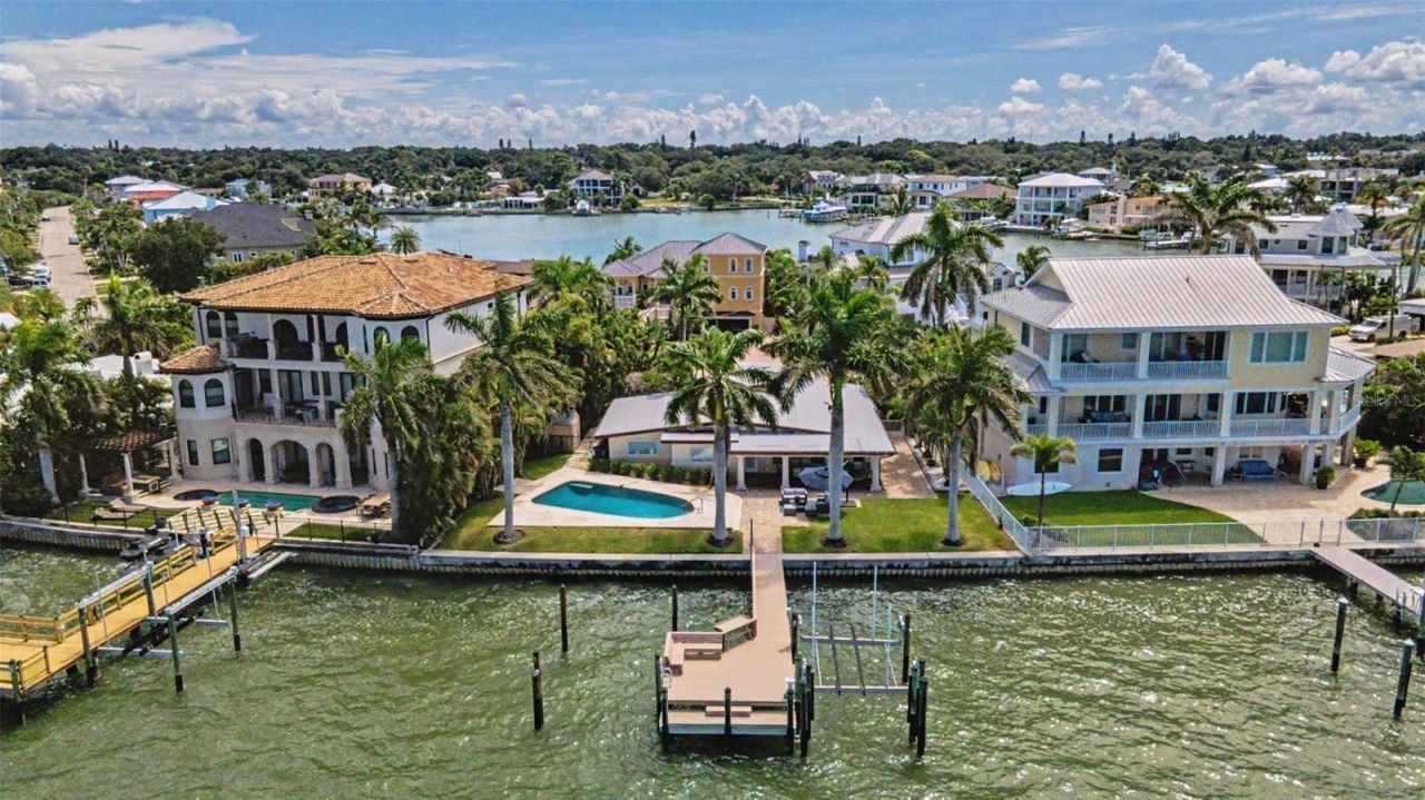 52 N Pine Circle, Belleair, FL 33756 Photo