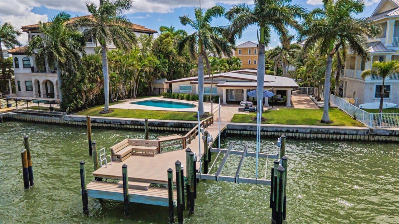 52 N Pine Circle, Belleair, FL 33756 Photo