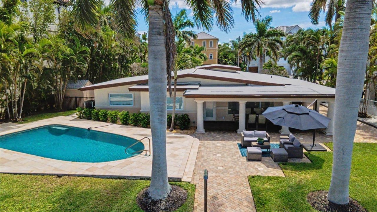 52 N Pine Circle, Belleair, FL 33756 Photo