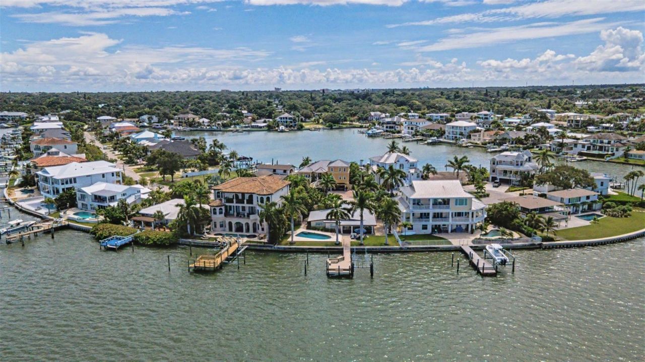 52 N Pine Circle, Belleair, FL 33756 Photo