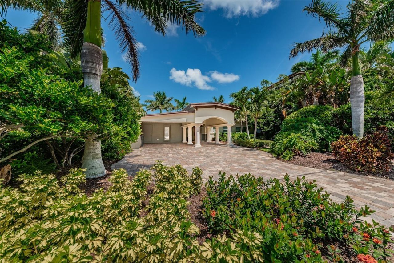 52 N Pine Circle, Belleair, FL 33756 Photo