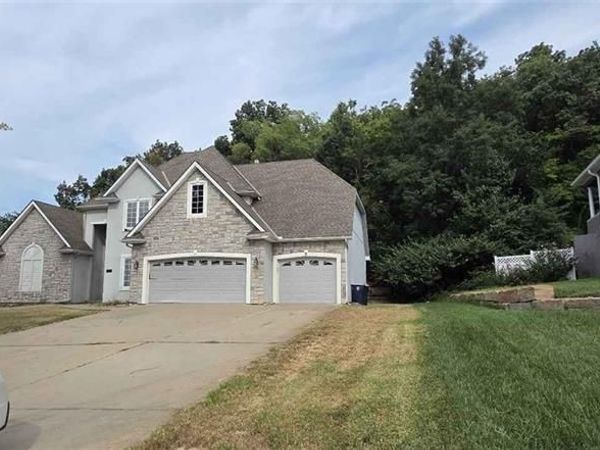 6826 N Charleston Drive, Kansas City, MO 64119