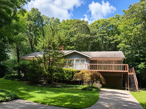 31 Ridge Road, Smithtown, NY 11787