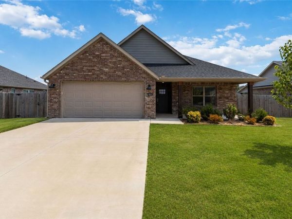 928 Sugar Pine Street , Tontitown, AR 72762