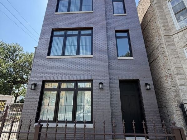 2821 W Walnut Street , Chicago, IL 60612