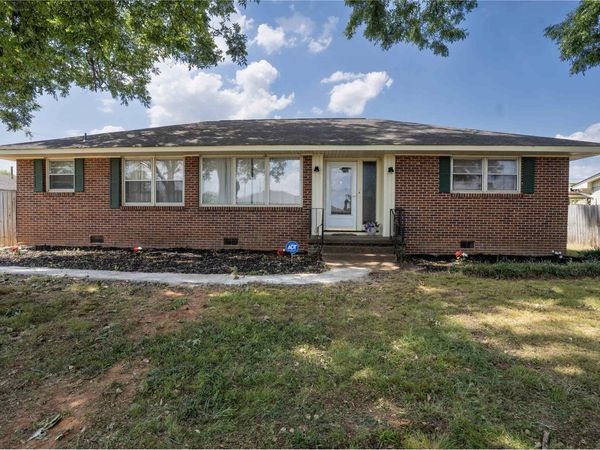 204 Edison Ave, Muscle Shoals, AL 35661