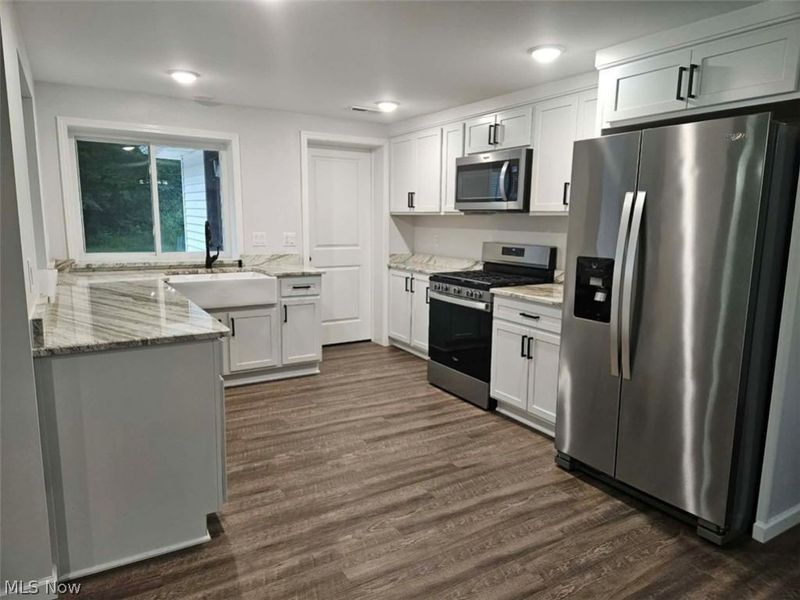 17626 Lakewood Avenue, Lake Milton, OH 44429 Photo 6