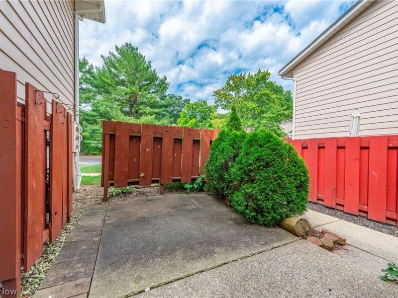 8733 Fox Rest Drive, Brecksville, OH 44141 Photo 2