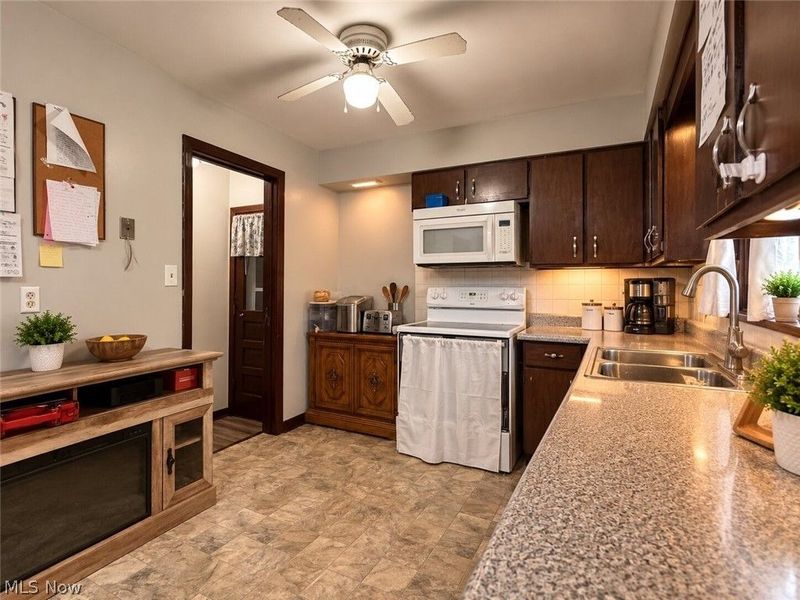 2064 Innwood Drive, Austintown, OH 44515 Photo 6
