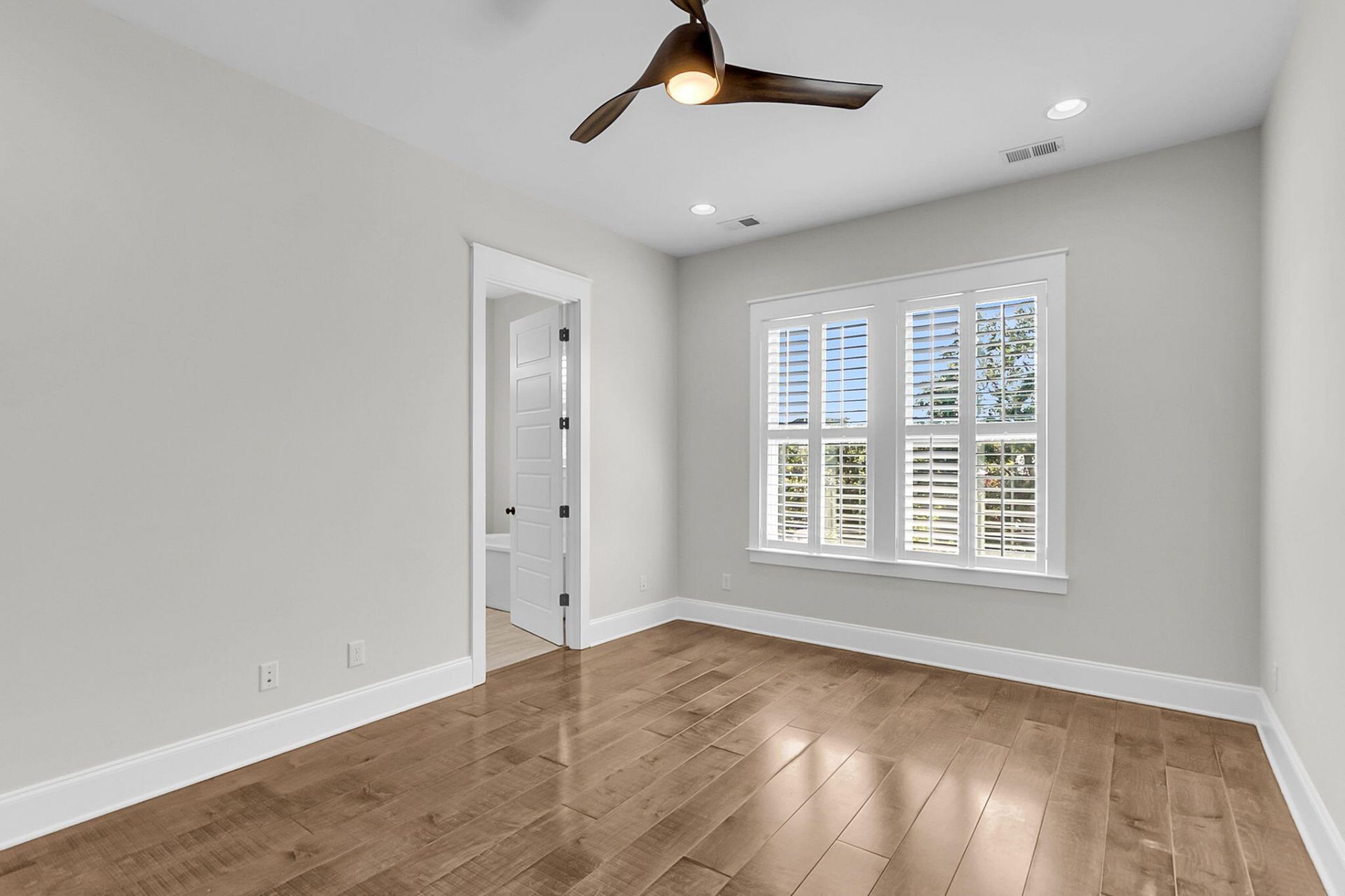 98 Vincent Drive Photo 35