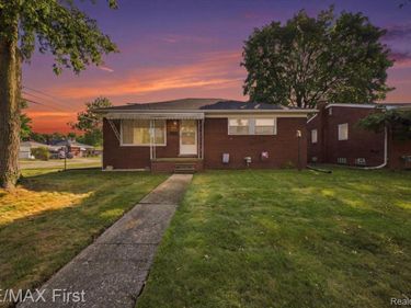 24704 Greenbrier Avenue , Eastpointe, Mi 48021