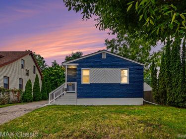 1990 Cass Lake Road , Keego Harbor, Mi 48320