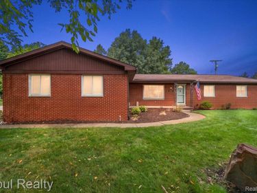 12821 10 Mile Road , Green Oak Township, Mi 48178