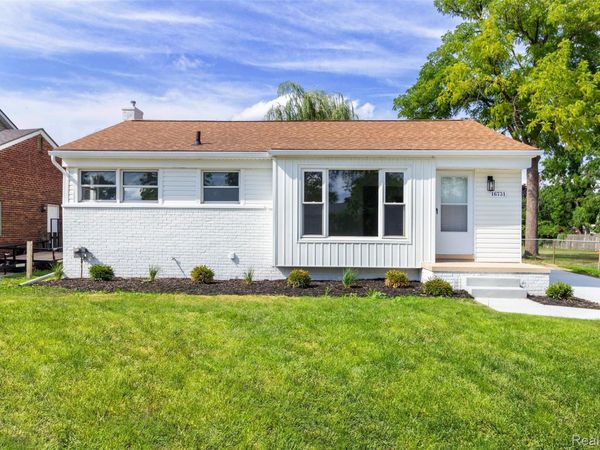 16731 College , Fraser, Mi 48026