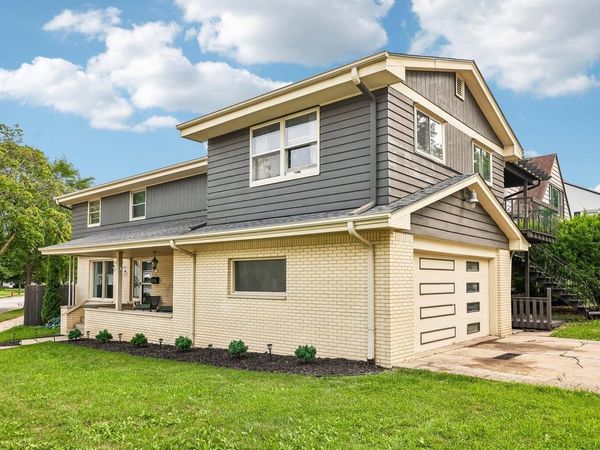 9625 W Metcalf PLACE, Milwaukee, WI 53222